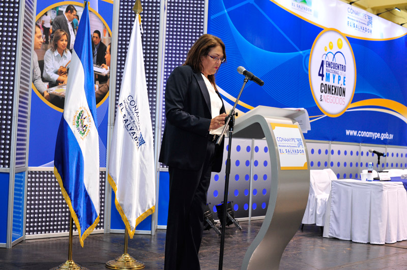 mujer en escenario